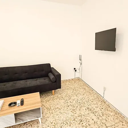 Unique City Center Rooms, 150M From Chabad Lubavitch Larnaca Exterior photo