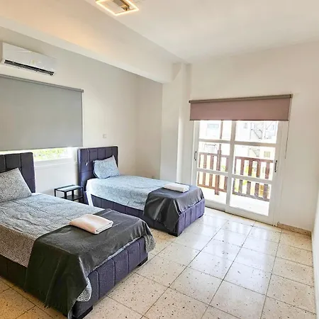 Unique City Center Rooms, 150M From Chabad Lubavitch Larnaca Exterior photo