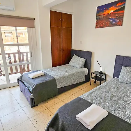 Unique City Center Rooms, 150M From Chabad Lubavitch Larnaca Exterior photo